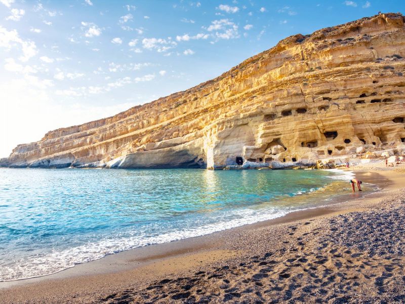 Matala strand med dess grottor
