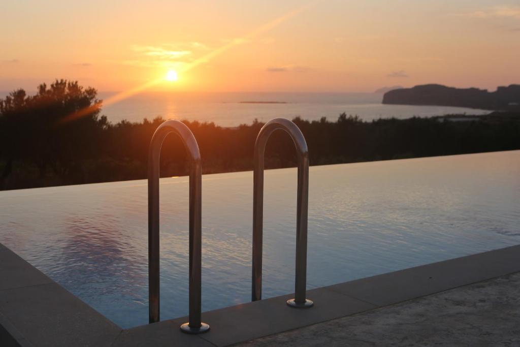 pool vid havet i solnedgången