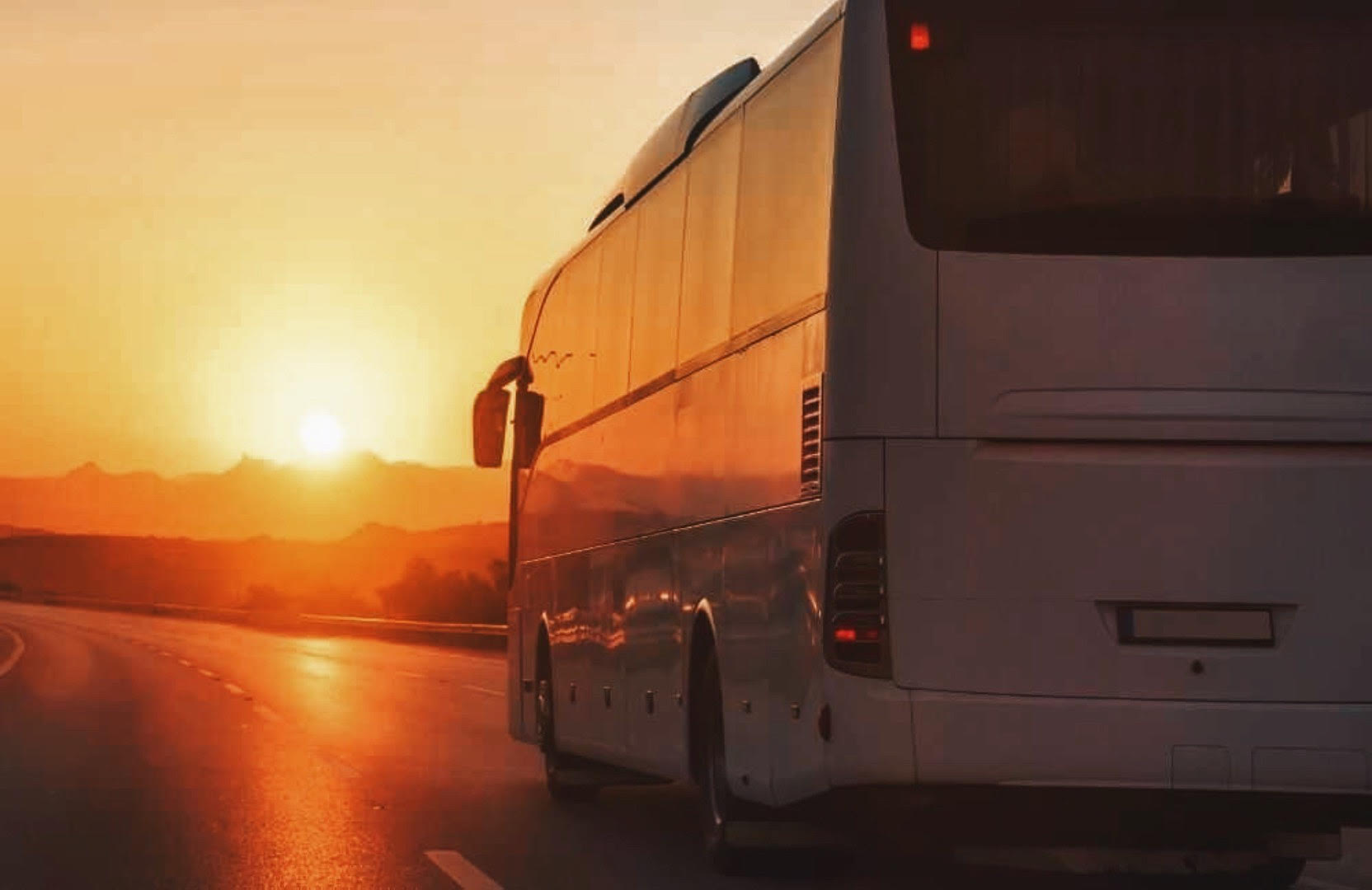 Buss som åker i solnedgången